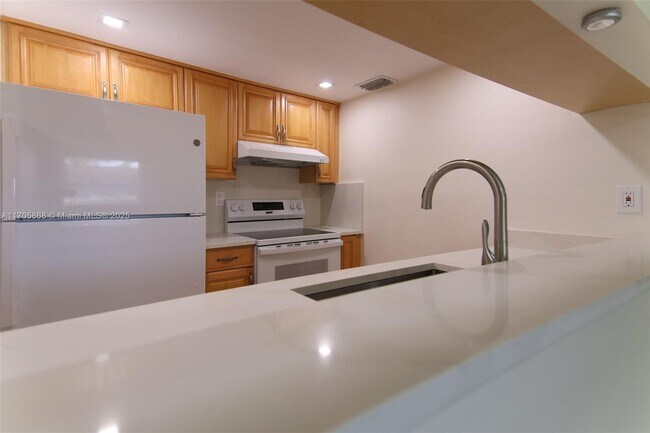 Building Photo - 6040 Shaker Wood Cir