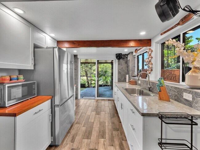 Building Photo - Oceanfront Estate: The Honolii Hale