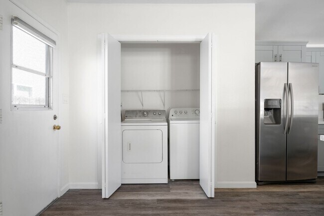 Building Photo - Oversized kitchen and living area!