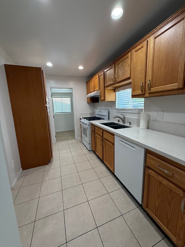 Building Photo - 433 Linda Rosa Ave
