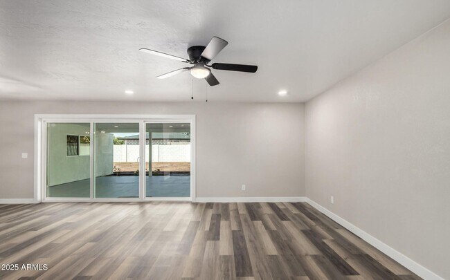 Building Photo - 4402 E Mitchell Dr