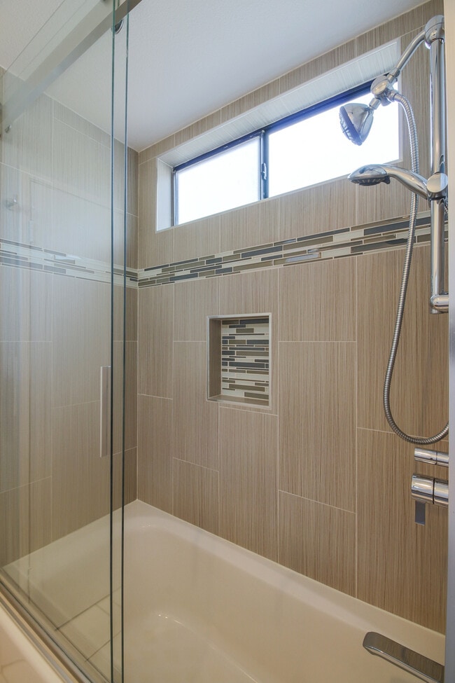 Building Photo - Beautiful Tri-Level 2BD + BONUS ROOM 3BA T...