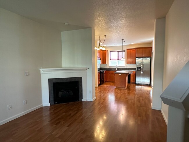 Building Photo - Top Floor 2 Bed, 2 Bath Townhome