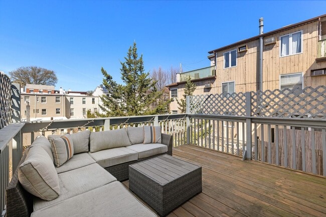 Building Photo - 284 6th St