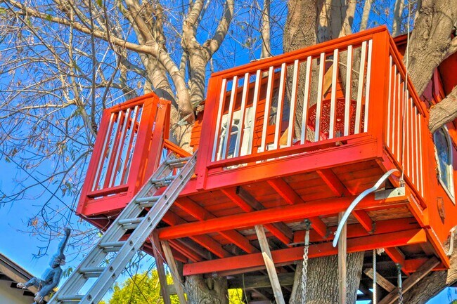 Building Photo - 2434 Cloverfield Blvd