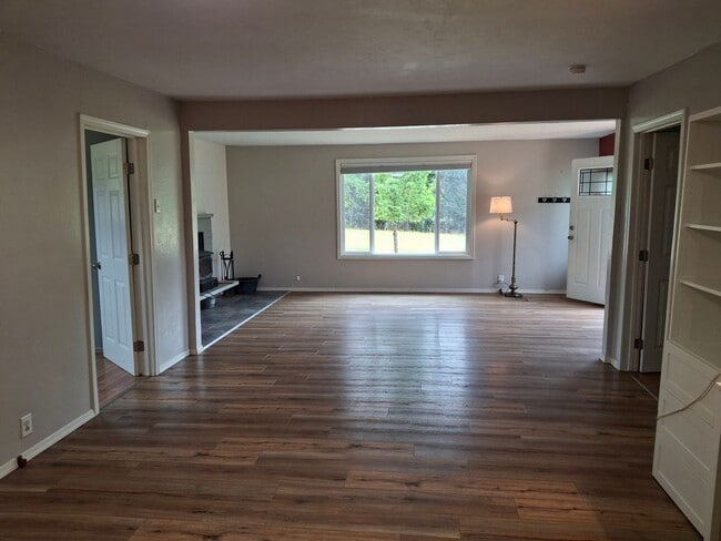Building Photo - 4500 NW McLoughlin Dr