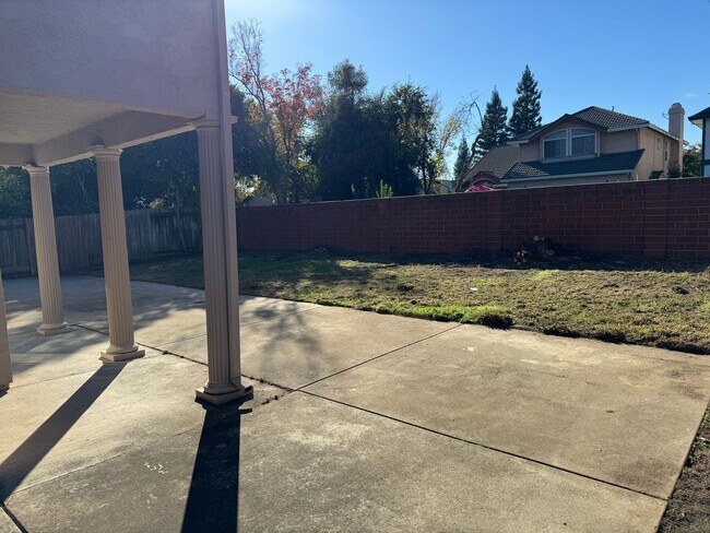 Building Photo - Roseville home with new carpet, paint, & shutters. Landscaper included!