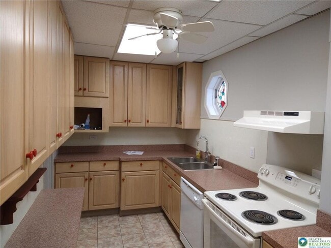 Building Photo - 33 N Hellertown Ave