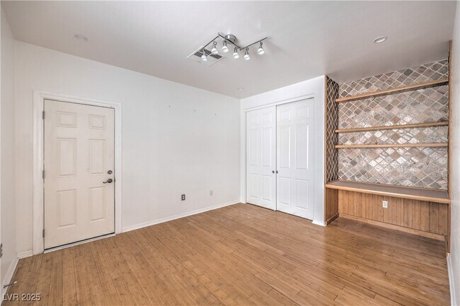 Building Photo - 10227 Sunset Gardens Dr