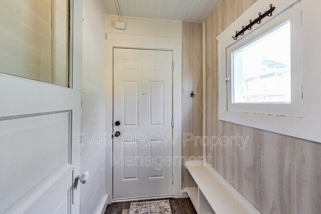 Building Photo - 3470 N Kenwood Ave