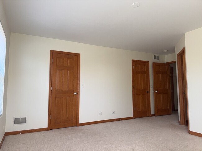 Building Photo - 2216 Evergreen Cir