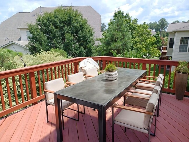 Building Photo - Lovely 5 Bedroom 4 Bathroom Single Family ...