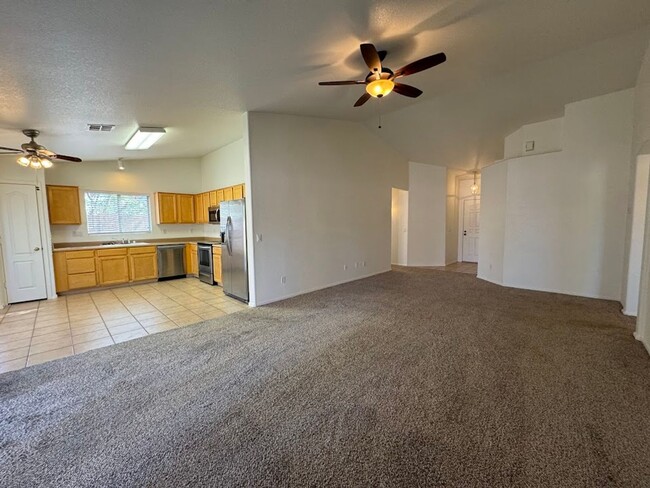 Building Photo - Your Dream Home Awaits! Move In Now and Sa...