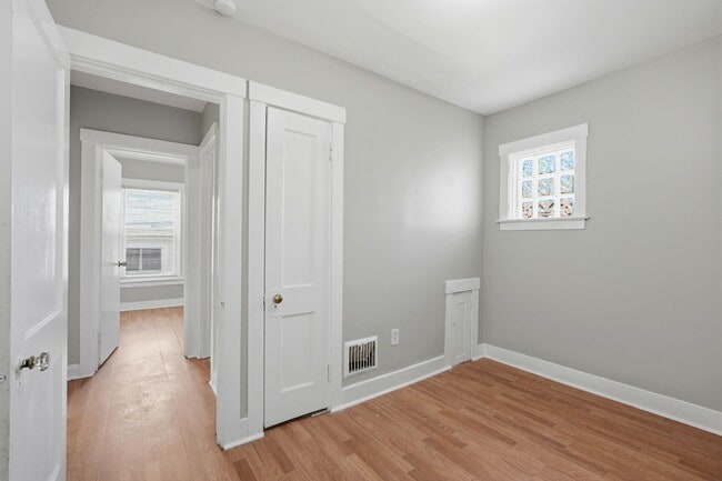 Building Photo - 1301 E Muir Ave