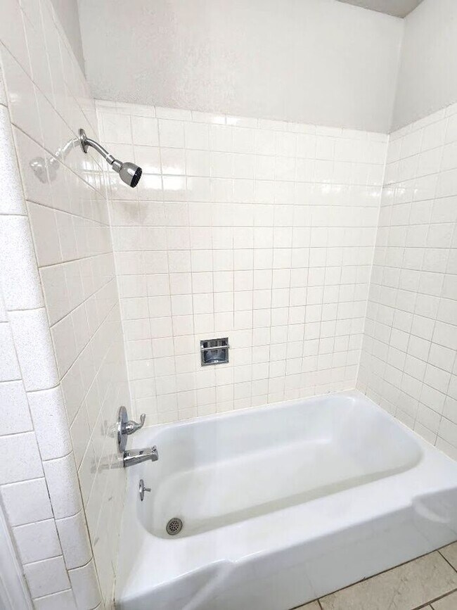 Building Photo - 4 Bed 2.5 Bath 2 Car Garage in Camelot Addition NW OKC