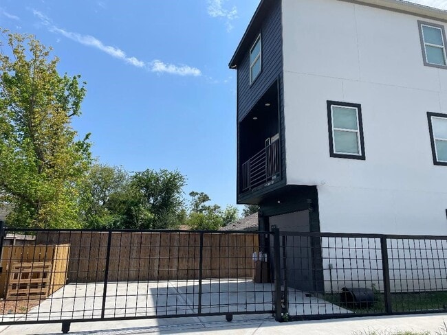 Building Photo - 201 E 37th St