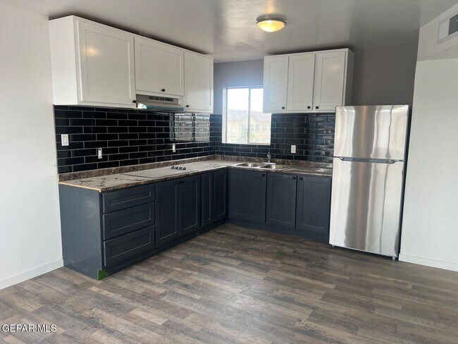Building Photo - 530 S Yarbrough Dr