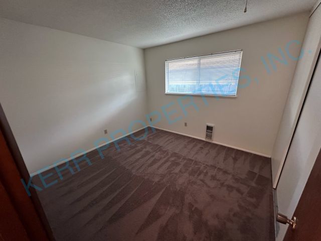 Building Photo - Charming 2-Bed Retreat on SE Steele St., Cozy Comfort in 794 Sq Ft!
