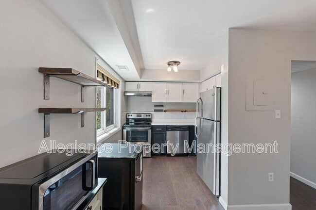Building Photo - 3312 S 28th St