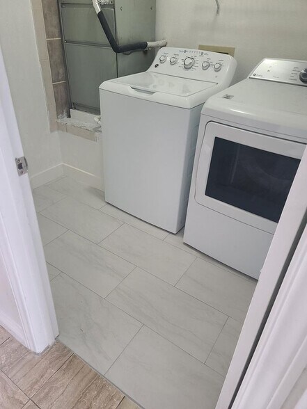 Building Photo - 1613 Royal Palm Dr