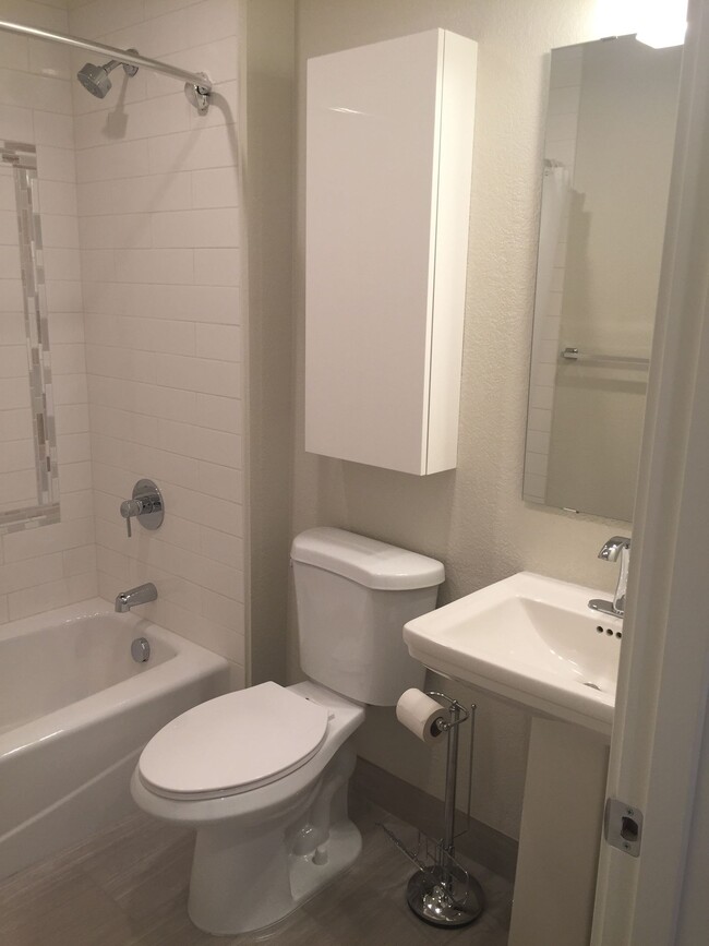 Building Photo - Spacious Like New Remodel 2BR-Portsmouth-N...