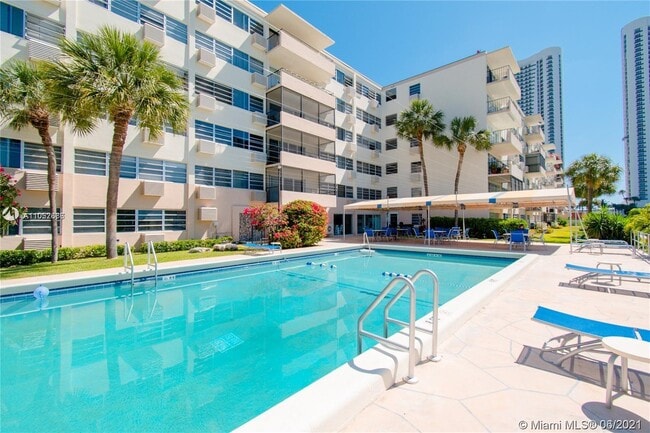 Building Photo - 220 Kings Point Dr