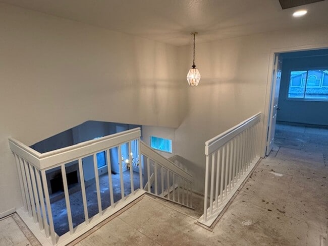 Building Photo - Beautifully Refreshed Home in a Family Neighborhood