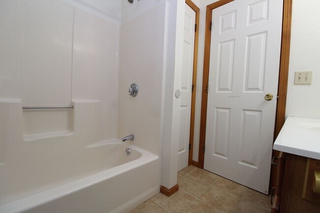 Building Photo - 37 Oak Hill Rd