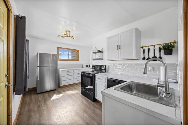 Building Photo - 1418 Kingshill Dr