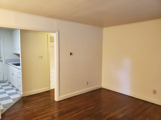 Building Photo - 2 Bedroom House