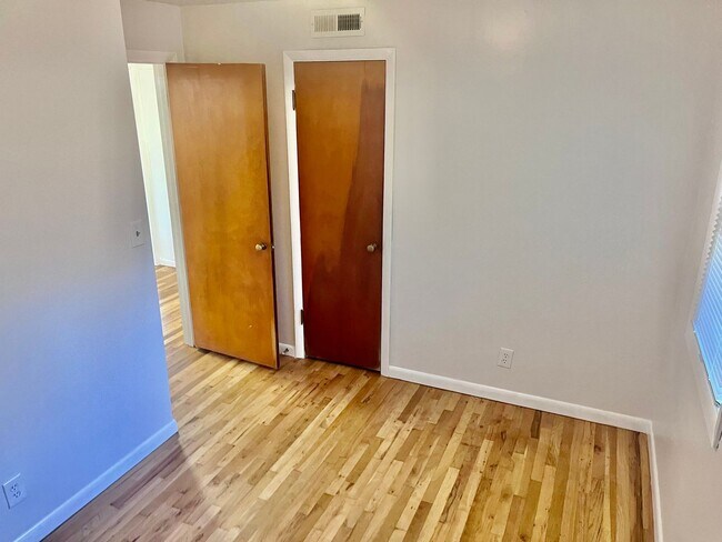 Building Photo - Super Cool Duplex Unit with One Car Garage