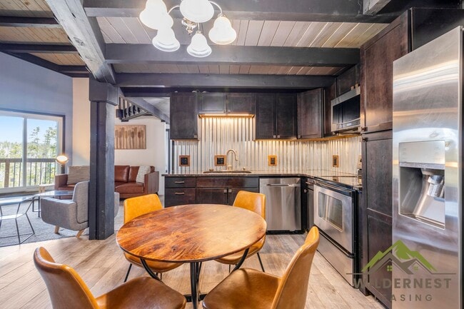 Building Photo - Treehouse Condo - 3rd floor Modern 2 Bedro...