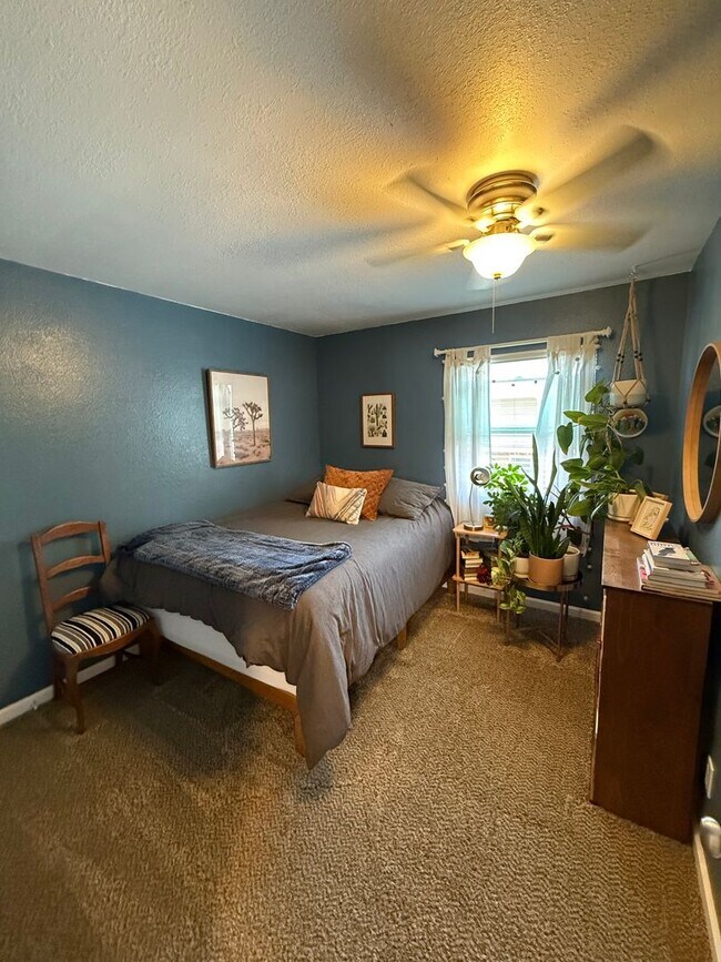 Building Photo - Spacious Two-Story 3 Bedroom, 1.5 Bath Tow...