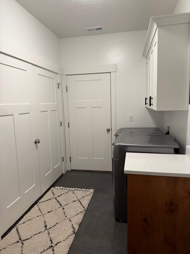 Building Photo - 695 E Vis Ln