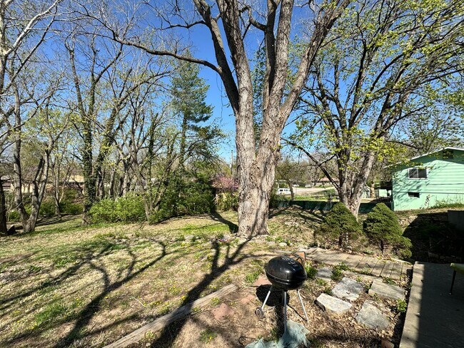Building Photo - 1405 Westwind Dr