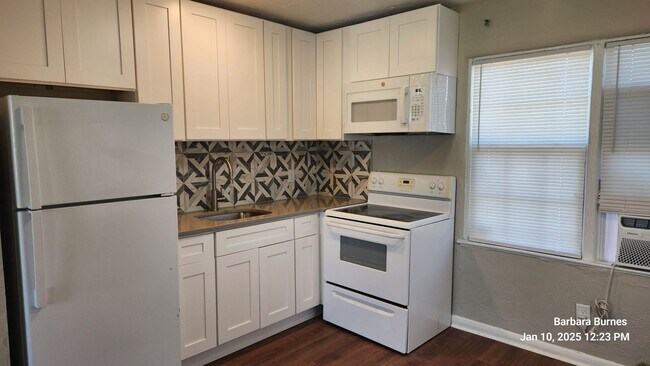 Building Photo - 400-402 S Peninsula Dr