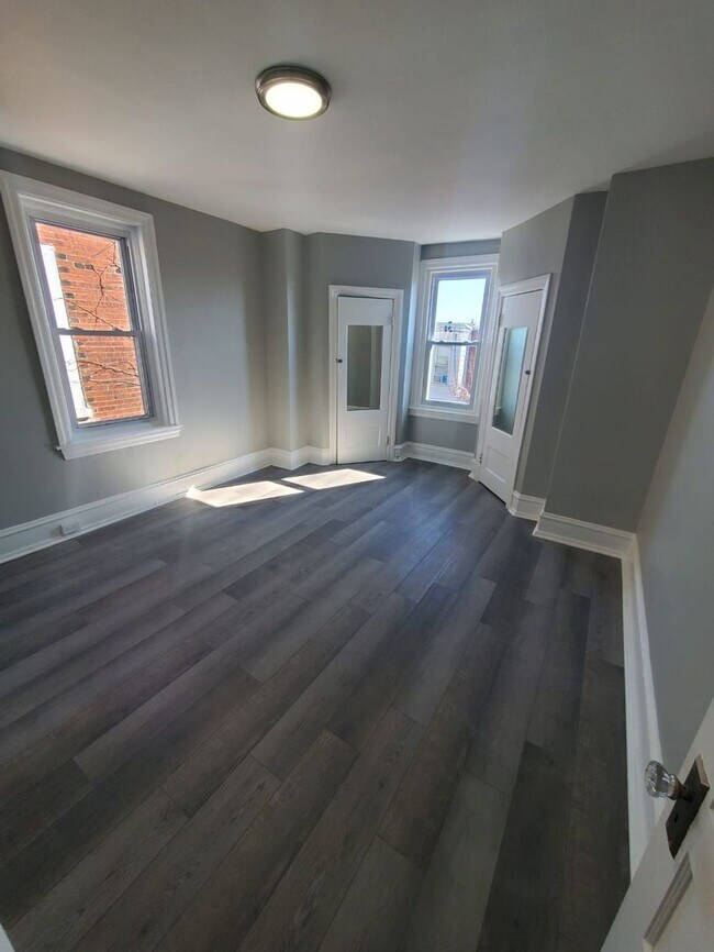 Building Photo - Stunning three bedroom in super convenient part of West Philly