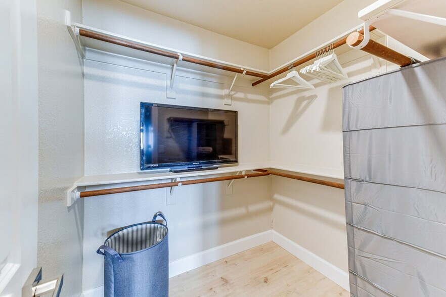 Building Photo - 1120 N Val Vista Dr