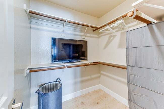 Building Photo - 1120 N Val Vista Dr