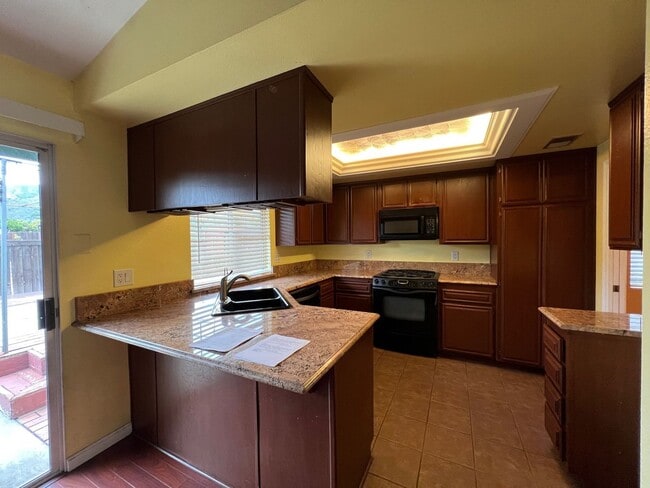 Building Photo - **Beautiful 4 Bdrm 2 Bath Home 5 Minutes t...