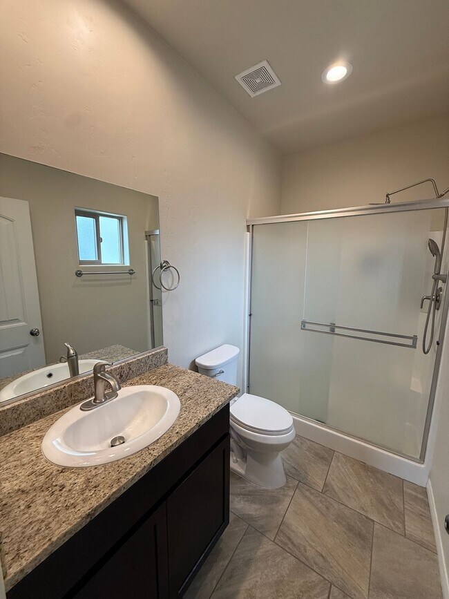 Building Photo - 3 Bedroom 2 Bathroom Home