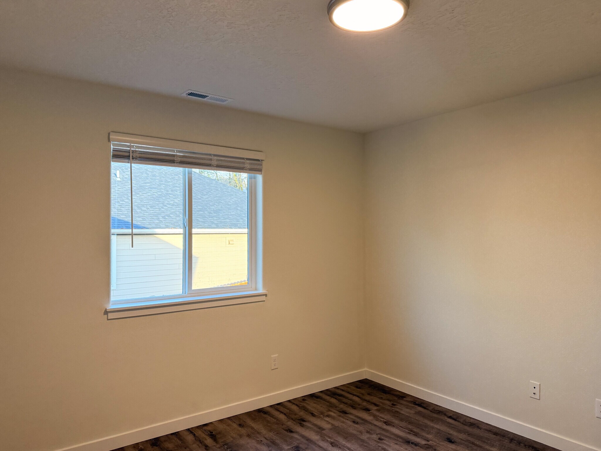 Building Photo - 507 NW Hillcrest Dr