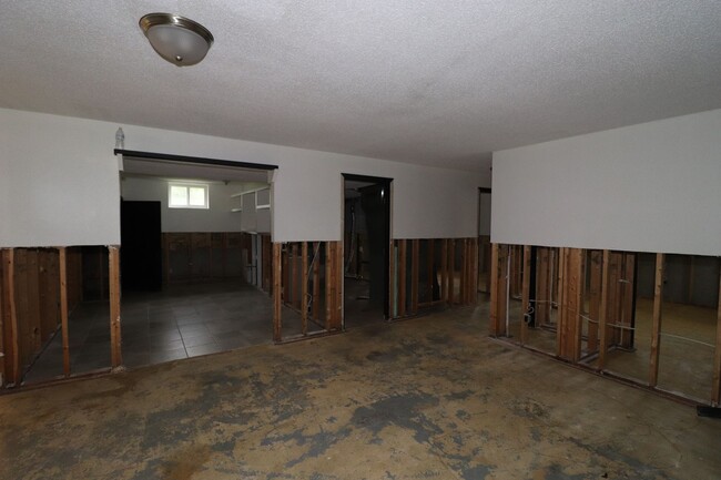 Building Photo - Spacious home for rent!