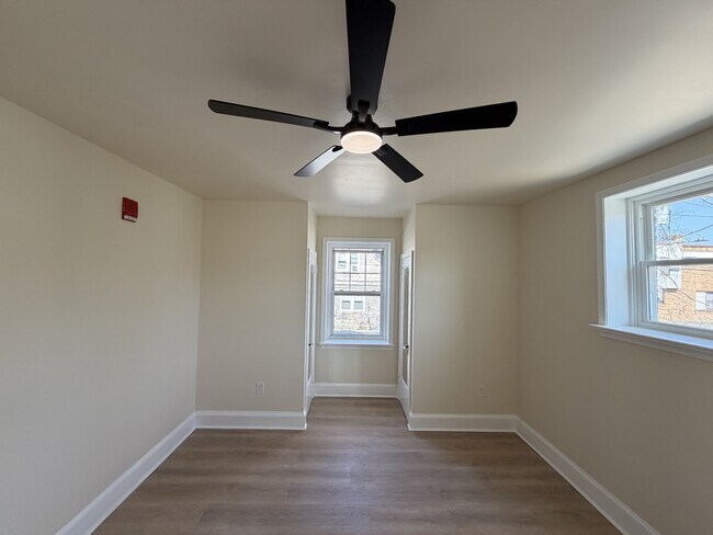 Building Photo - 1651 W Grange Ave