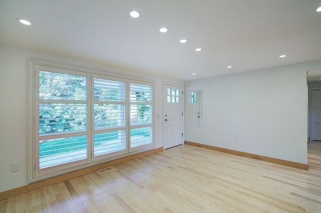 Building Photo - 3bd/2ba Mercer Island Home