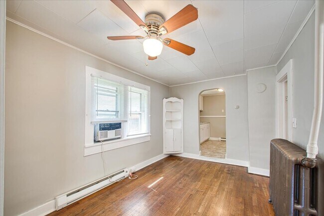 Building Photo - Adorable Guest Cottage in the North End!