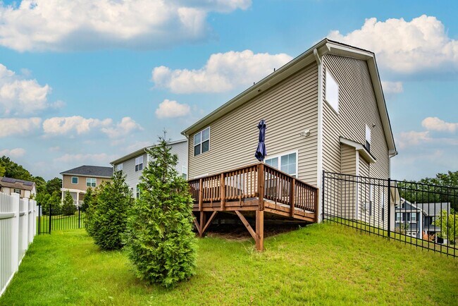Building Photo - Beautiful 3 bed, 2.5 bath with garage and ...