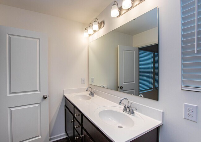 Building Photo - 3BD/2.5 Bath Townhome in Midland Wyntree Community- AVAILABLE NOW