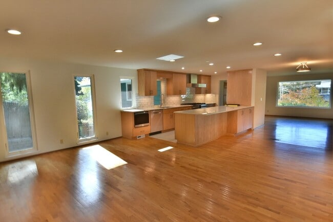 Building Photo - 5Bd/1.75Ba Mountlake Terrace House