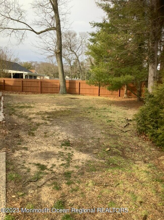 Building Photo - 13 Lawrence Dr